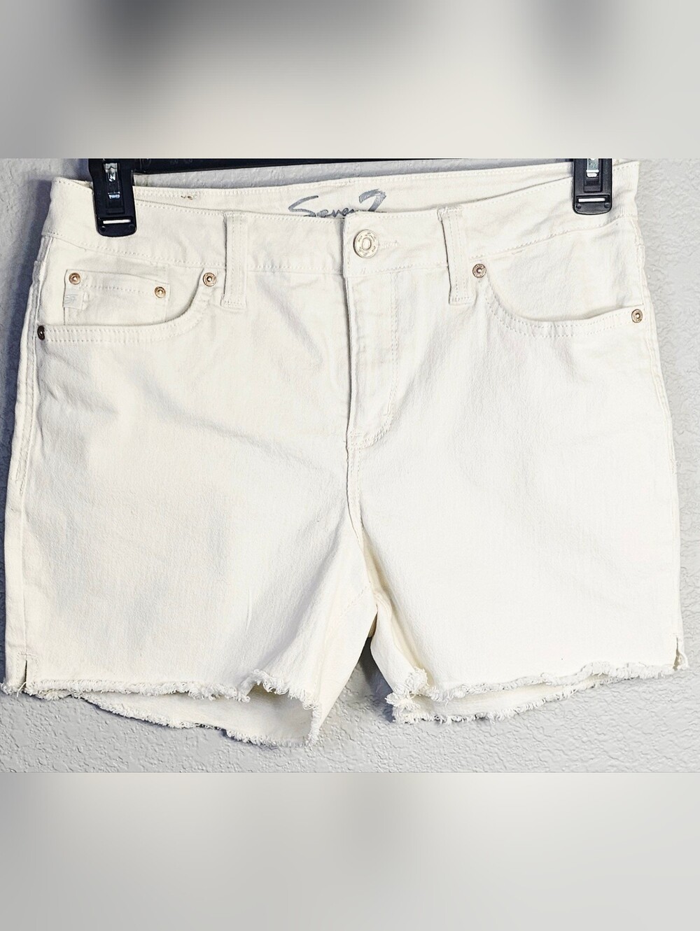 Seven7 White Frayed Hem Denim Shorts Size 8 Mid Rise Stretch Summer Staple
